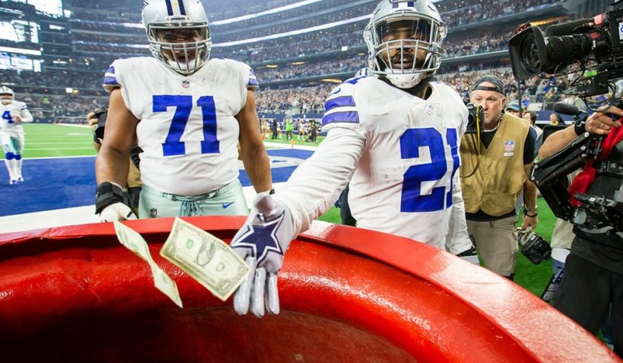 Running Back Ezekiel Elliott throws money in the Salvation Army kettle