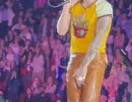 Harry Styles splits his pants in front of thousands